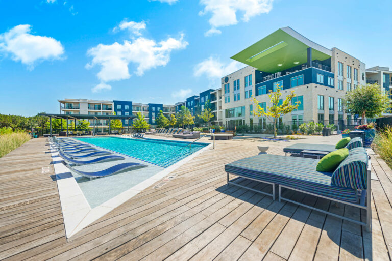 Edison-Riverside-Apartments-pool-lounge